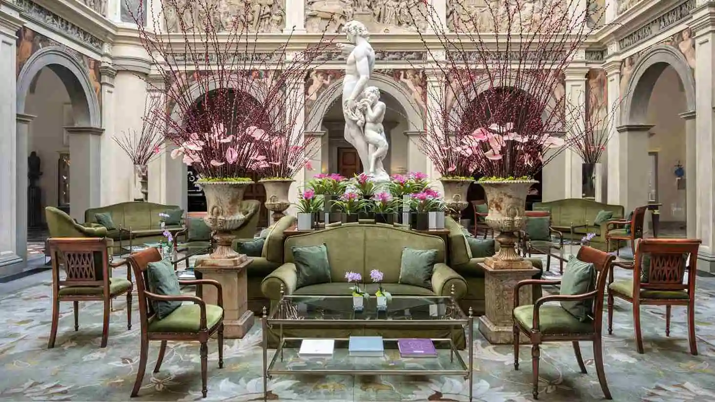 Four Seasons Firenze luxury hotel courtyard